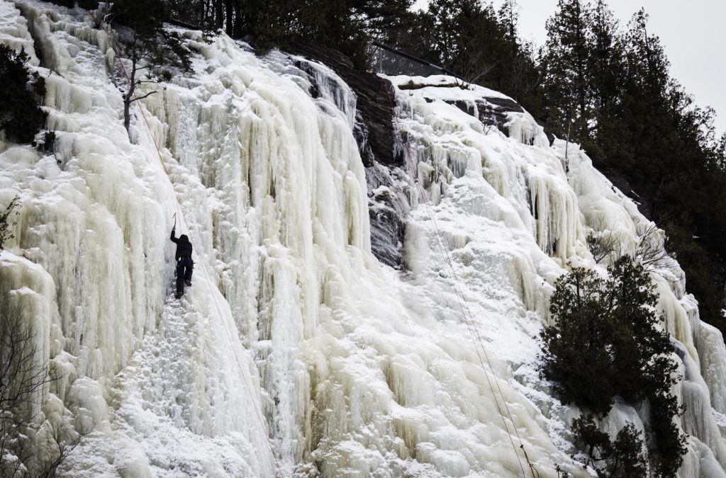 Des grimpeurs de partout au Québec viennent profiter des dernières semaines de froid au Parc des chutes de Rivière-du-Loup. — Clara Boulianne