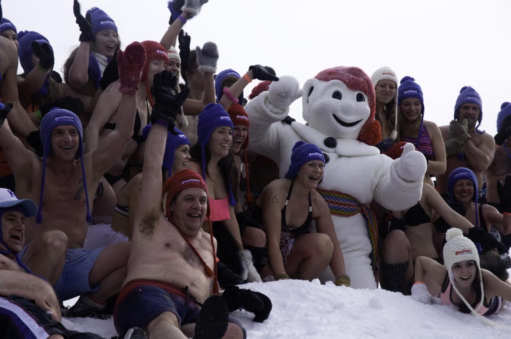 13 février 2016. Les baigneurs de neige étaient plus de soixante à affronter le froid dans la joie et la bonne humeur au Carnaval de Québec. — Adèle Campistron