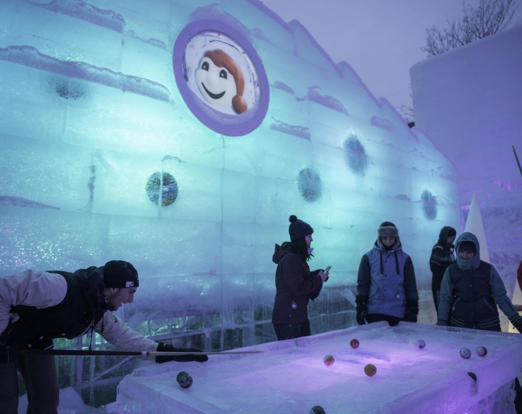 Un billard taillé dans la glace est disponible aux visiteurs lors du Carnaval de Québec 2016. — Terry Lecocq