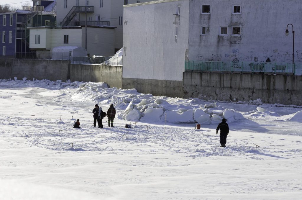 30 janvier 2016. Des pêcheurs pratiquent la pêche sur glace sur la rivière Matane en plein coeur du centre ville. — Maude Larrivée
