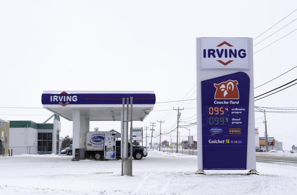 Matane hiver 2016. La production de pétrole étant trop grande pour la demande, le prix de l’essence continue de chuter à plusieurs endroits au Canada. — Philippe St-Pierre