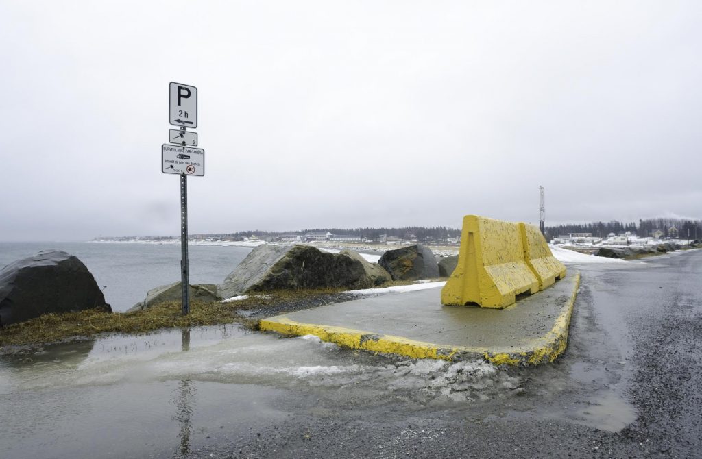 Philippe St-Pierre — Les températures anormalement douces de  l'hiver 2016 dans l'est du Québec causent des précipitations de pluie à Matane en février. 