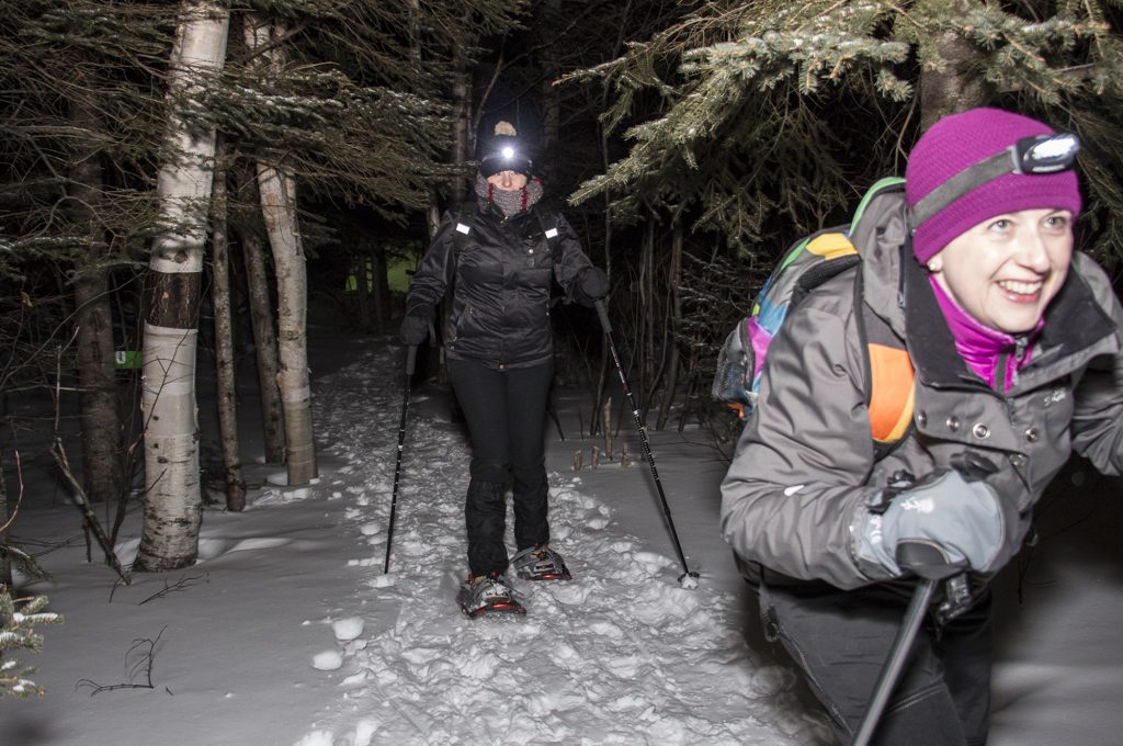 Deux femmes entament leur randonnée lors de l’activité de randonnée au claire de lune ouverte au public le 10 février 2017 au centre de ski de fond l’Igloo de Matane. — Léonie Synnott-Bruson