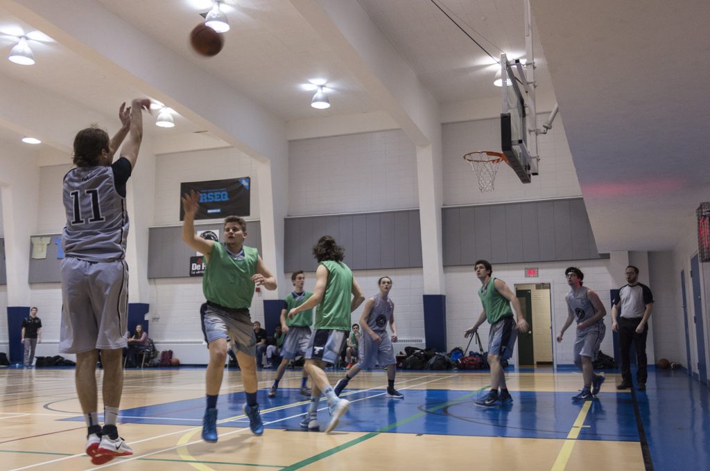 L’équipe de Basketball masculin les Capitaines du Cégep de Matane affrontaient les Trappeurs du Cégep de Baie-Comeau lors du dernier match local de la saison 2016-2017 qui avait lieu le samedi 11 février Cégep de Matane. — Léonie Synnott-Bruson