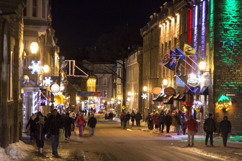 11 février 2017 – Le carnaval d’hiver incite les québécois à braver le froid pour se diriger vers la Grande-Allée où ils pourront assister au Défilé de la Haute-Ville. — Sylvie Noël