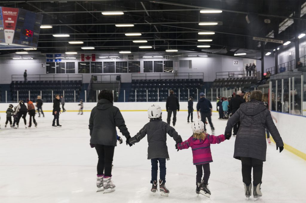 Le public est venu profiter des périodes de patinage libre à l'aréna Béton Provincial de Matane. — Gwendoline Le Dortz
